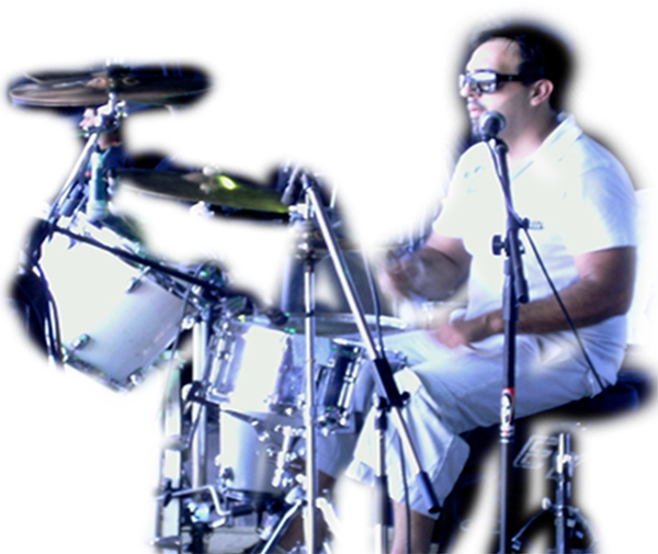 Marcelo Conversani, baterista da banda Efeito Garage
